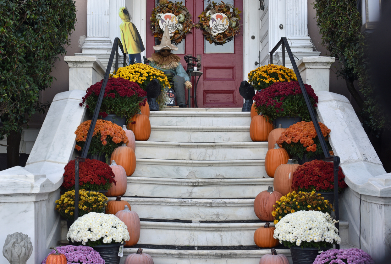 Historic home in Charleston, SC decorated for Halloween in October